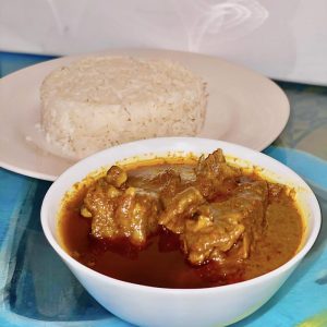 Curry chicken/ white rice & fried Plantains