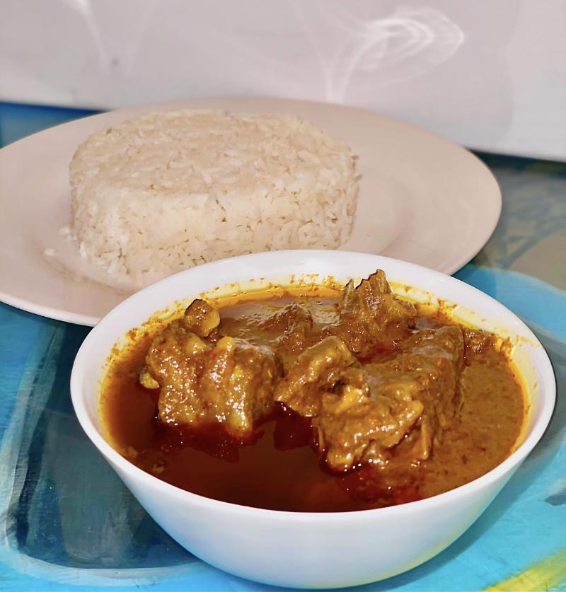 Curry chicken/ white rice & fried Plantains